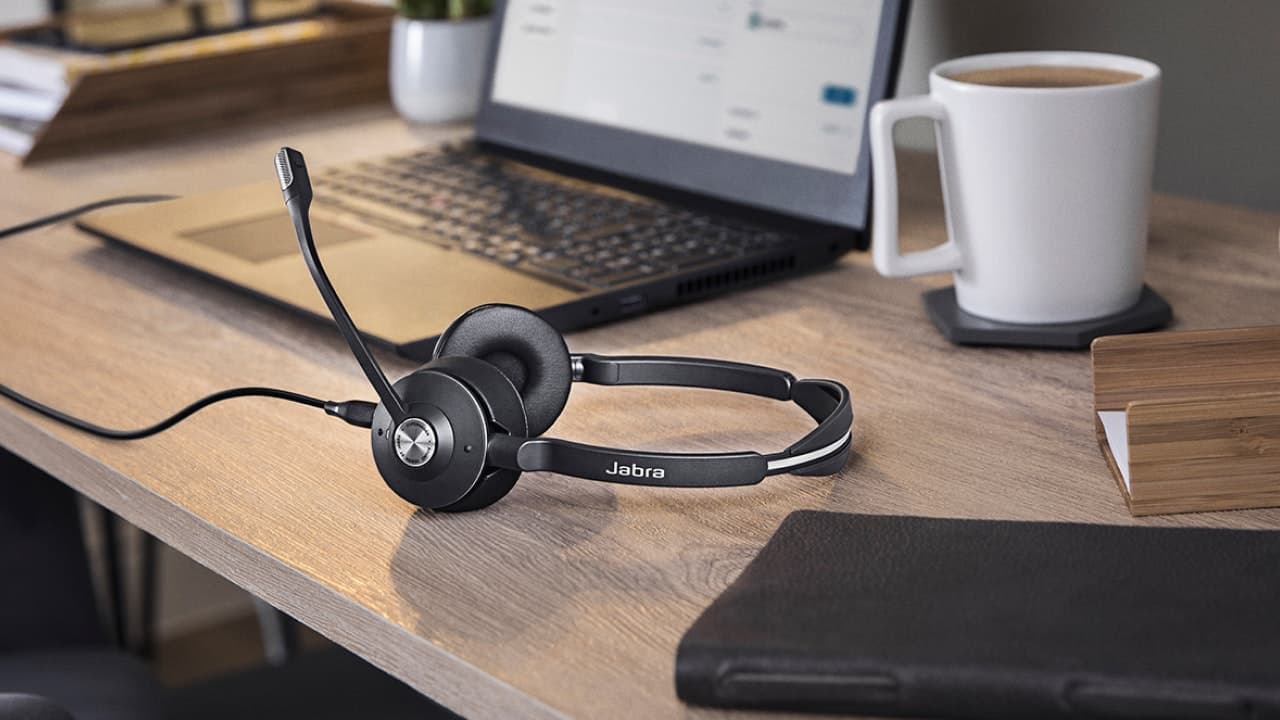 Jabra Engage 65 Stereo / Mono Lifestyle Image