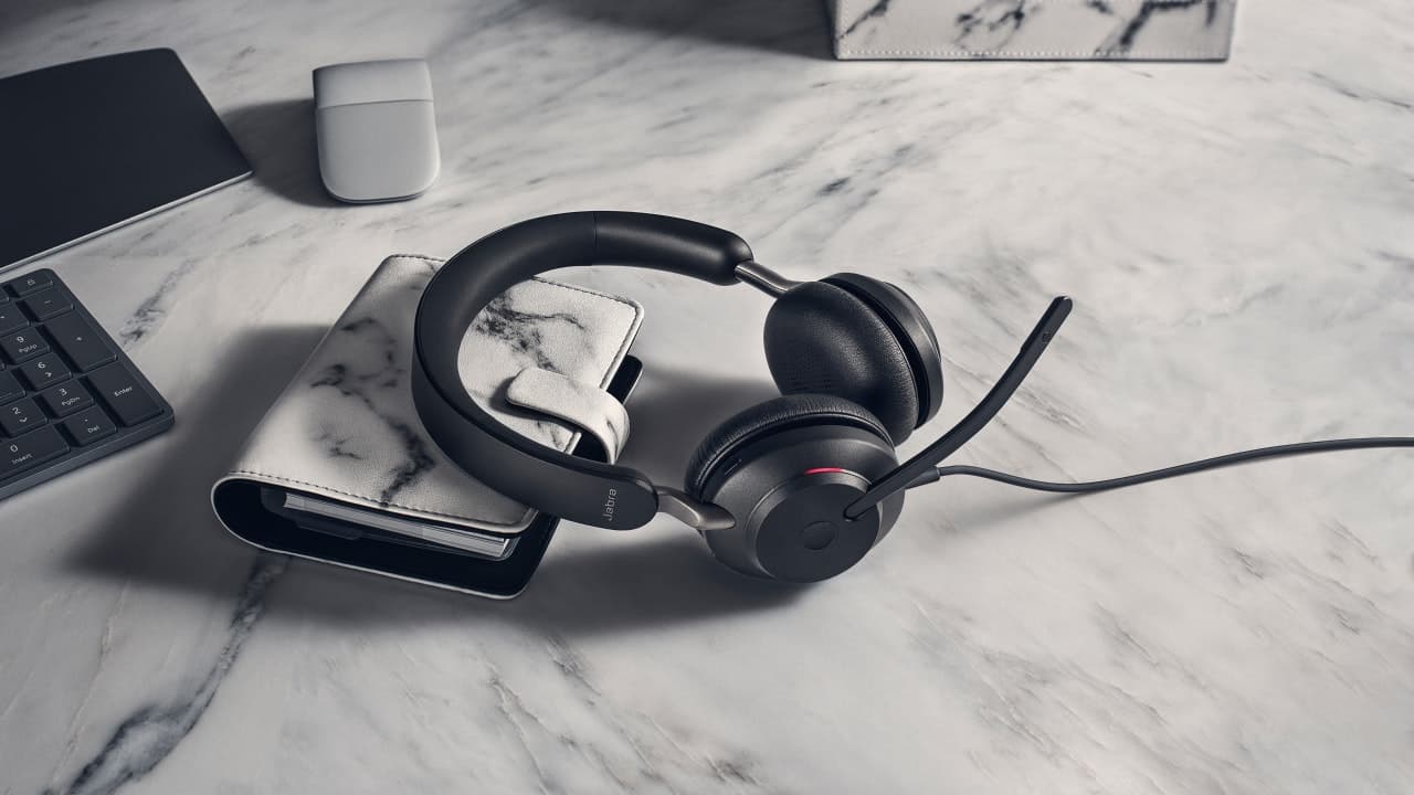 Jabra Evolve2 40 SE Lifestyle Image