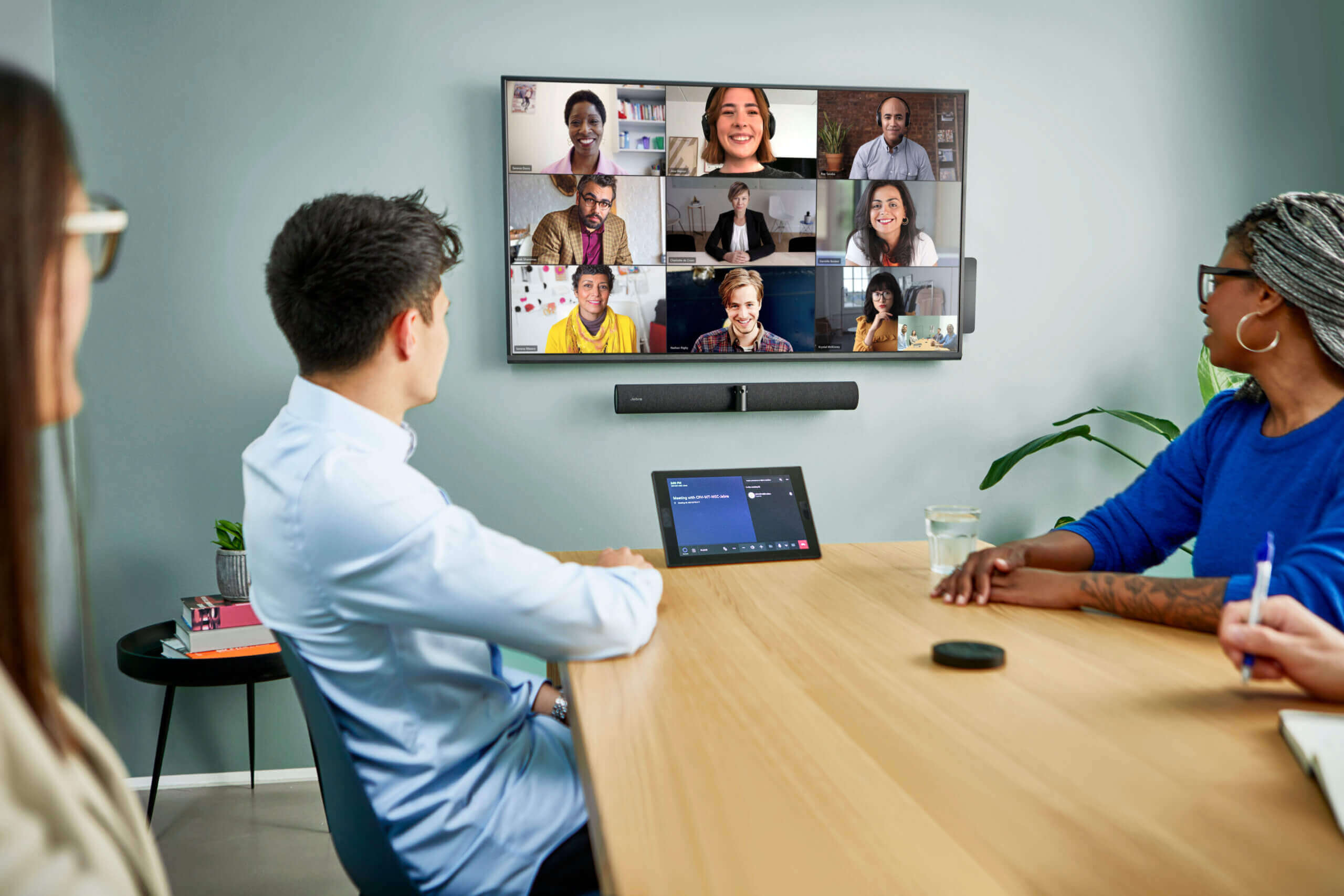 Improving the hybrid meeting experience with technology